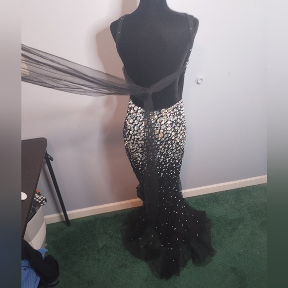 Glow Dress Gown Backless With Tie Back With Zipper On The Side Size 10 - Picture 10 of 16